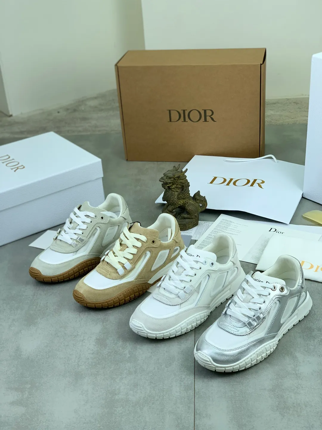 Men's men's shoes P560 new Dior Tech sneakers 2026 early spring series new products, with fashionable details, highlighting retro aesthetics. The light beige anti-suede cow leather upper is spliced ​​with apricot transparent mesh fabric on the side. The upper window edge is adhered with high-frequency flat ironing and back-pressure. It replicates the original craftsmanship, making it beautiful and comfortable without falling off. The interior is made of sheep lining of the same color and is soft and comfortable. The heel and tongue are embellished with the Paris logo. The textured TPU soles with the same color logo. The high-end version is exquisitely packaged with an airplane box, adding to the high-end style. Color: 4️⃣colors available Size: Female 35-41 Male 39-46